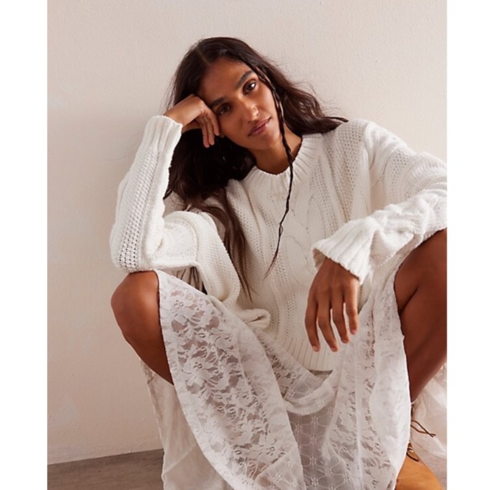 In A Daze Pullover
We The Free
NWOT 
Color -  Optic White